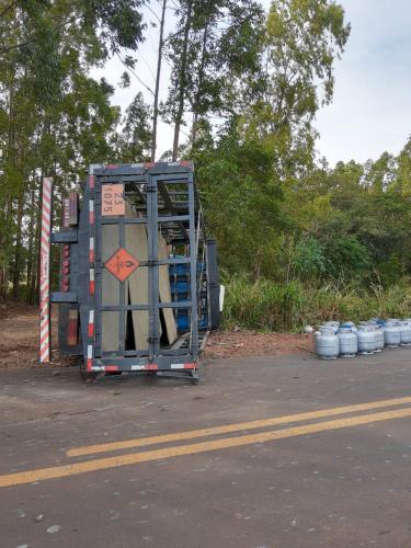 Caminhão tombado