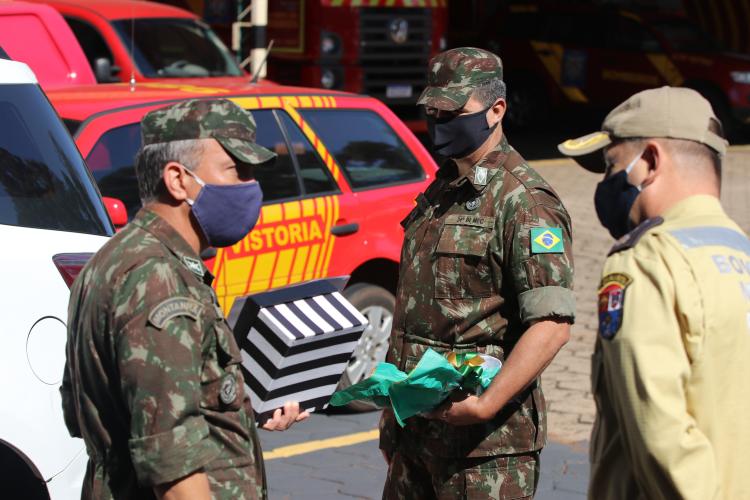 Cmt. do 9ºGB presenteia o Coronel com uma lembrança da Unidade