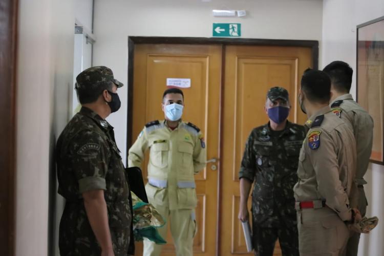 Coronel Marcelo de Melo Pontes Feliciano conversa com oficiais do 9ºGB