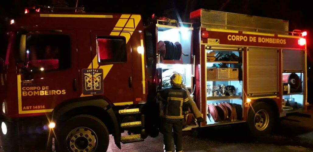 bombeiros combatem fogo em garagem de ônibus em sarandi