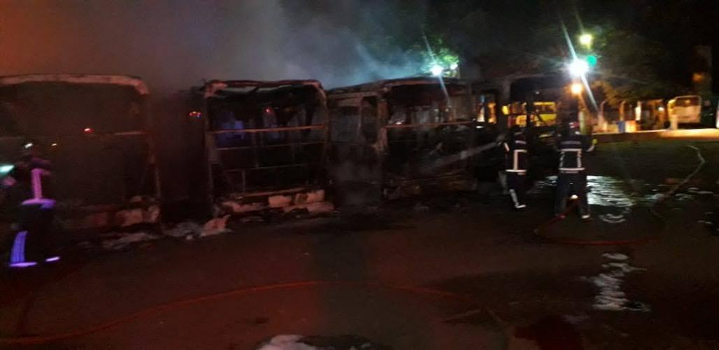 bombeiros combatem fogo em garagem de ônibus em sarandi