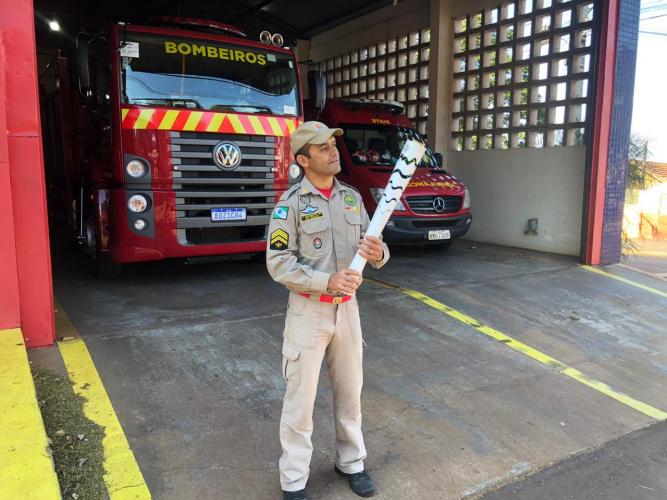 Sargento De Souza em Campo Mourão com a tocha das Olimpíadas de 2016