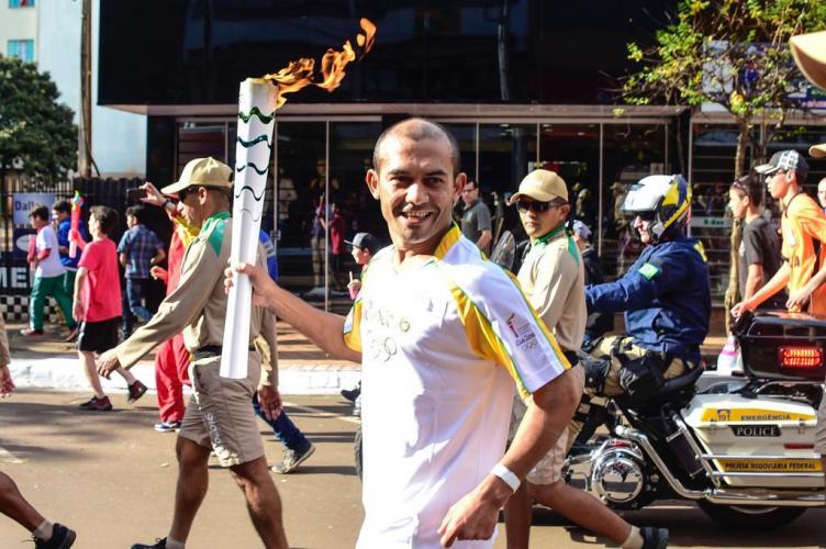 Sargento De Souza em Campo Mourão carregando a tocha das Olimpíadas de 2016