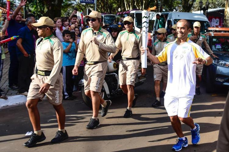 Sargento De Souza em Campo Mourão carregando a tocha das Olimpíadas de 2016