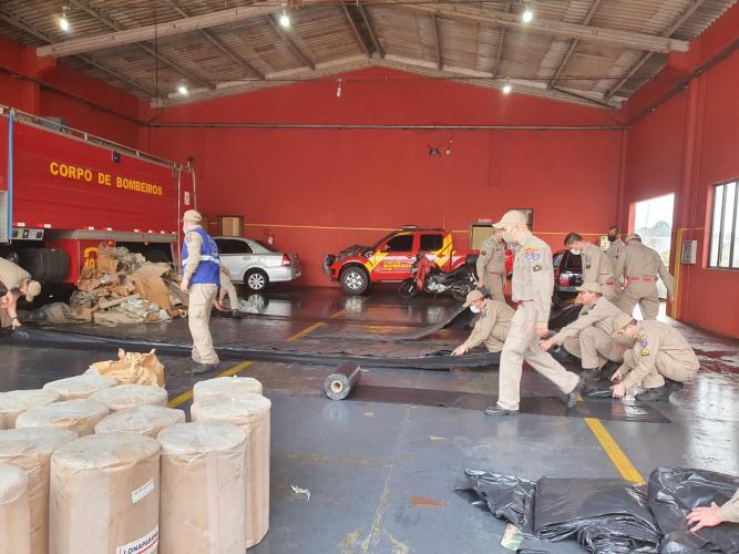 Bombeiros realizam ajuda humanitária