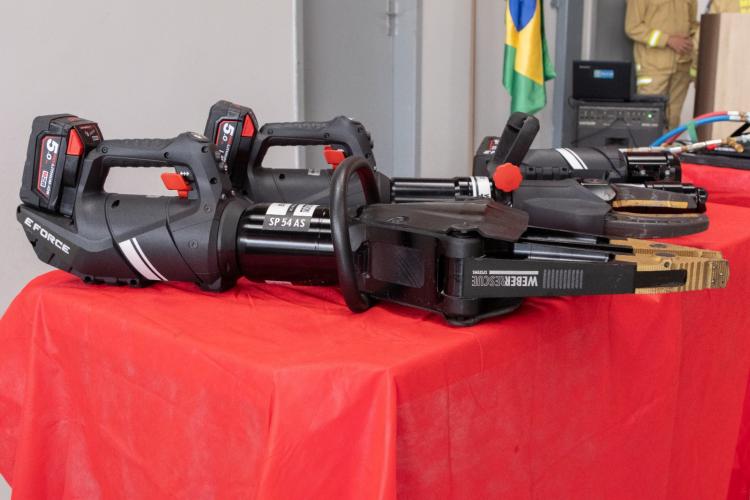 Corpo de Bombeiros de Fazenda Rio Grande recebe nova viatura e materiais