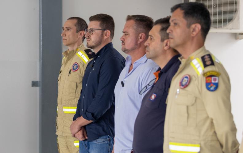 Corpo de Bombeiros de Fazenda Rio Grande recebe nova viatura e materiais