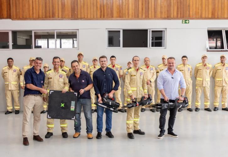 Corpo de Bombeiros de Fazenda Rio Grande recebe nova viatura e materiais