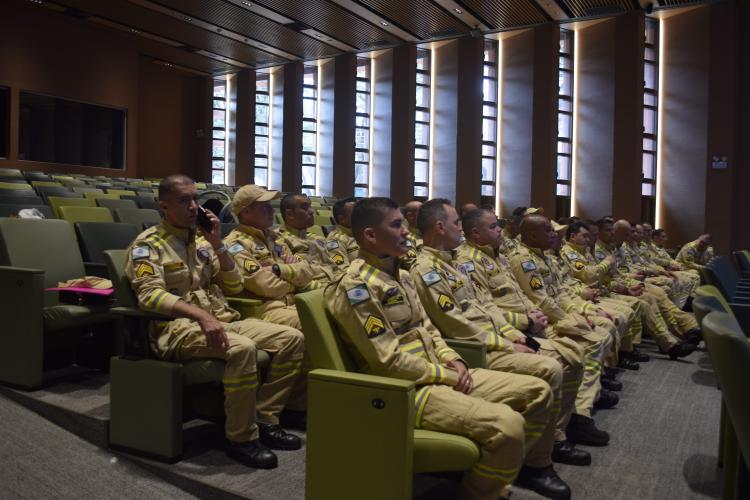 sargento sentados na plateia