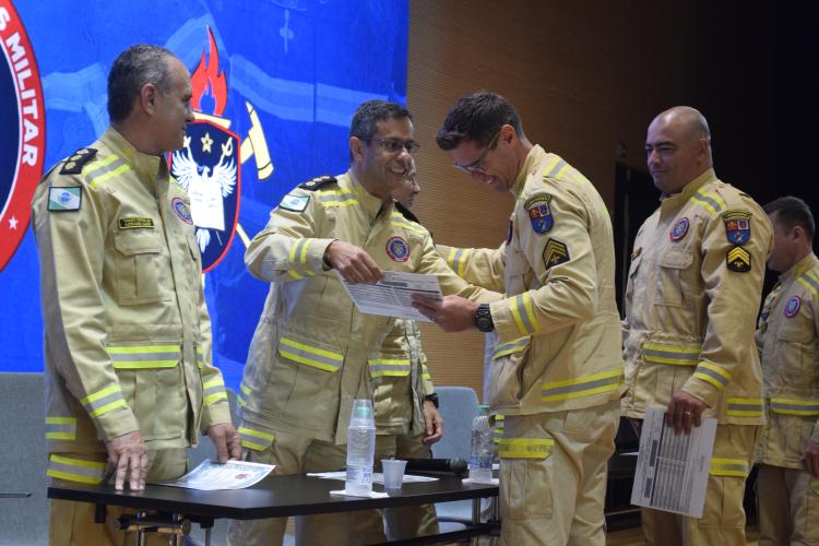 outro sargento recebendo certificado