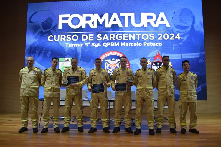 sargentos seguram certificado