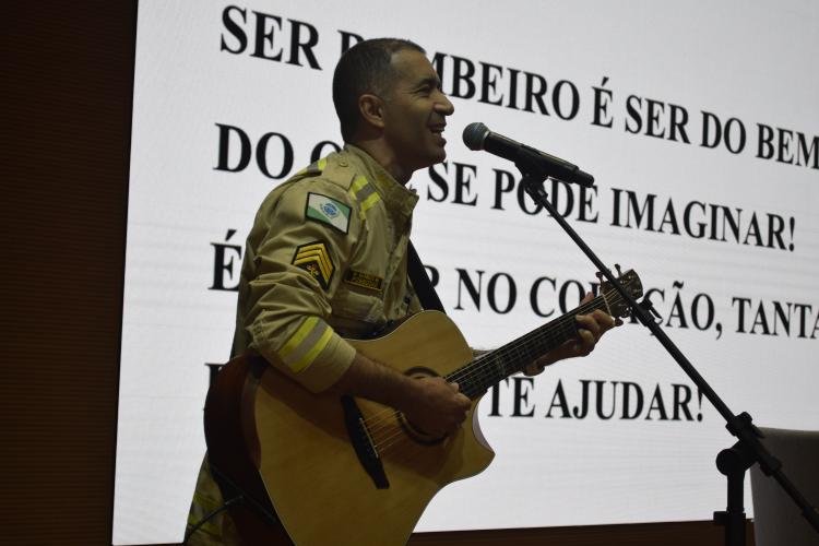 sargento possidônio canta sua musica