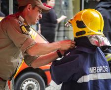 Apresentação do Corpo de Bombeiros na rua XV de Novembro Foto Cabo Daniel Meneghetti