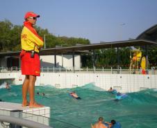 Guarda-vidas em piscina