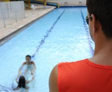 Guarda-vidas em piscina