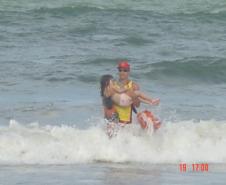 Atendimento na praia por bombeiros