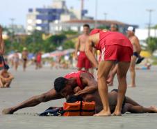 Atendimento na praia por bombeiros