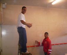 Alunos pintando a parede