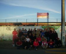Alunos em frente a escola