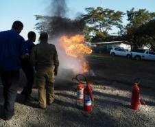 6° SGBI ministra instrução prática de combate a incêndios 
