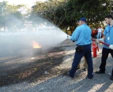 6° SGBI ministra instrução prática de combate a incêndios 
