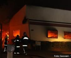 Momento do incêndio na fábrica de estofados