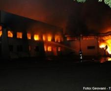 Momento do incêndio na fábrica de estofados