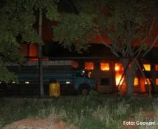 Momento do incêndio na fábrica de estofados