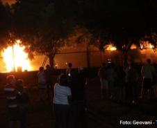 Momento do incêndio na fábrica de estofados