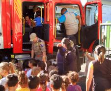 Polícia no CMEI (Centro Municipal de Educação Infantil) Xapinhal, em Curitiba.