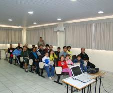 Adolescentes durante a visita