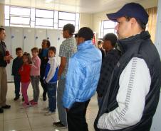 Adolescentes durante a visita