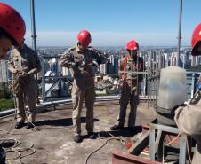 Alunos Soldados realizam rapel na Torre da Oi