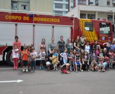Quartel do Comando do Corpo de Bombeiros recebe visita em clima de final de ano