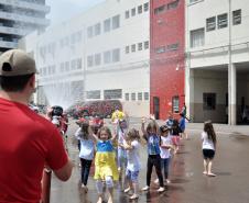 Quartel do Comando do Corpo de Bombeiros recebe visita em clima de final de ano