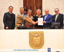 Corpo de Bombeiros realiza entrega de Certificado de Vistoria a Assembleia Legislativa do Paraná
