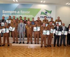 A Casa Militar do Paraná completa 90 anos de criação. Criada em 29 de fevereiro de 1928, a história da secretaria que está à frente da Coordenadoria Estadual de Proteção e Defesa Civil, virou um livro, lançado nesta segunda-feira (12), em solenidade com o governador Beto Richa, no Palácio Iguaçu. No evento também foi entregue a medalha Euclides Silveira do Vale, em homenagem ao primeiro chefe do órgão.Curitiba, 12/03/2018.Foto: Orlando Kissner/ANPr
