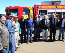 BARRACÃO - Governador Beto Richa com o prefeito Marco Aurélio Zandoná, assina protocolo de intenção com a empresa Los Paleteros, para inclusão no Paraná Competitivo, e entrega um caminhão hidrante para que o Corpo de Bombeiros do município de Dionísio Cerqueira, em Santa Catarina, atenda os municípios de Barracão e Bom Jesus do Sul. Barracão, 29/08/2013. Foto: Jonas Oliveira/ANPr