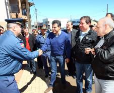 BARRACÃO - Governador Beto Richa com o prefeito Marco Aurélio Zandoná, assina protocolo de intenção com a empresa Los Paleteros, para inclusão no Paraná Competitivo, e entrega um caminhão hidrante para que o Corpo de Bombeiros do município de Dionísio Cerqueira, em Santa Catarina, atenda os municípios de Barracão e Bom Jesus do Sul. Barracão, 29/08/2013. Foto: Jonas Oliveira/ANPr