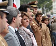 Governador Beto Richa a Secretária de Família e Desenvolvimento Social Fernanda Richa junto com o Secretário da Segurança Pública, Reinaldo de Almeida César e o comandante-geral da Polícia Militar do Paraná, coronel Roberson Luiz Bondaruk, participam da inclusão na Corporação de novos policiais militares e civis.Foto:Rogério Machado/SEDS