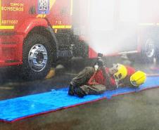 Bombeiros realização atualização em combate a incêndio