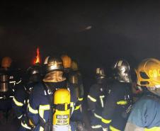 Bombeiros realização atualização em combate a incêndio