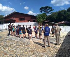 Bombeiros militares ministram instrução para escoteiros em Piraquara