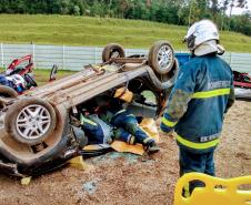 atuação prática simulada durante a instrução de táticas de salvamento veicular.