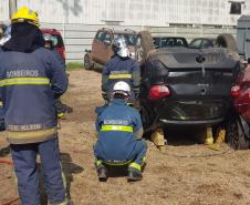 Guarnição atuando em simulado de atendiento, instrutores acompanhando e avaliando os desempenhos.
