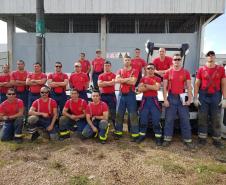 Equipe de Instrutores e alunos do nivelamento de salvamento veicular após feedback da instrução prática.