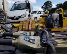 Equipamentos prontos para início das instruções de táticas no salvamento veicular.