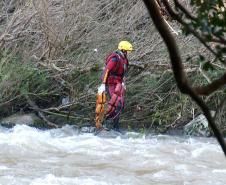 Bombeiros retiram corpo do Rio Marrecas