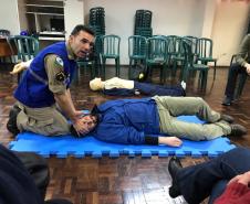 Socorrista demonstrando técnicas de abordagem primária em vítimas. 