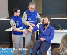 Instrução prática de Atendimento Pré-hospitalar, demonstração de técncia de imobilização de membro superior.